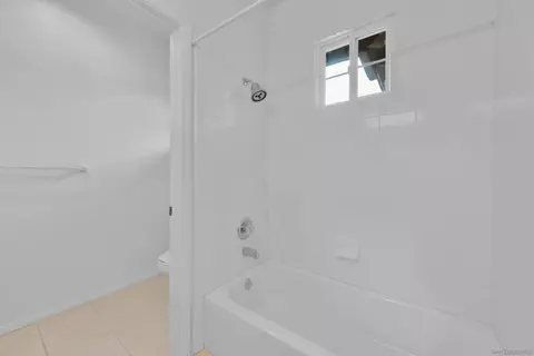 Bath - 2251 Orchard View Ln, Escondido, CA 92027 photo 8 of 8