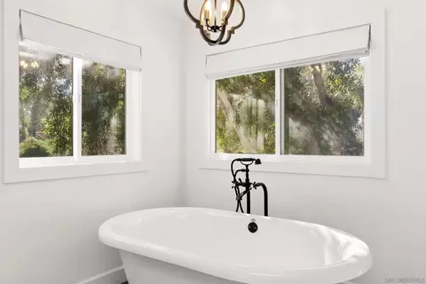 Bath - 14224 Harrow Pl, Poway, CA 92064 photo 3 of 6