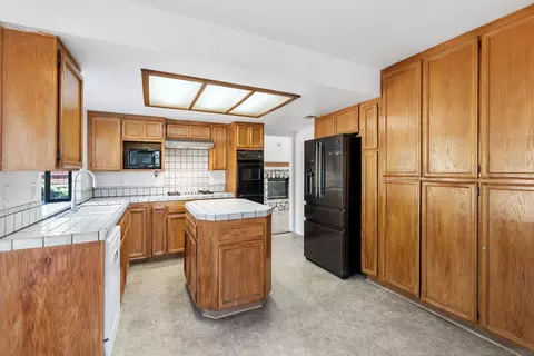 Kitchen - 24252 Sargeant Rd, Ramona, CA 92065 photo 2 of 3