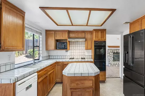 Kitchen - 24252 Sargeant Rd, Ramona, CA 92065 photo 3 of 3