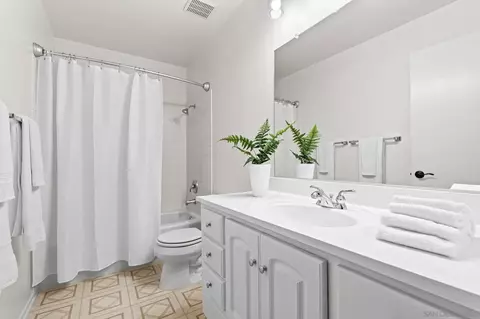 Bath - 451 Jolina Way, Encinitas, CA 92024 photo 3 of 4