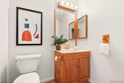 Bath - 451 Jolina Way, Encinitas, CA 92024 photo 2 of 4