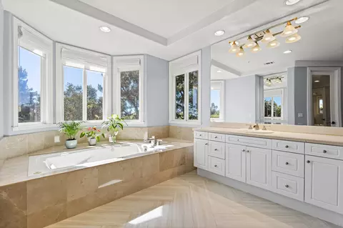 Bath - 301 Cantle Ln, Encinitas, CA 92024 photo 4 of 5