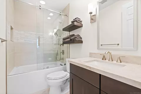 Bath - 301 Cantle Ln, Encinitas, CA 92024 photo 3 of 5