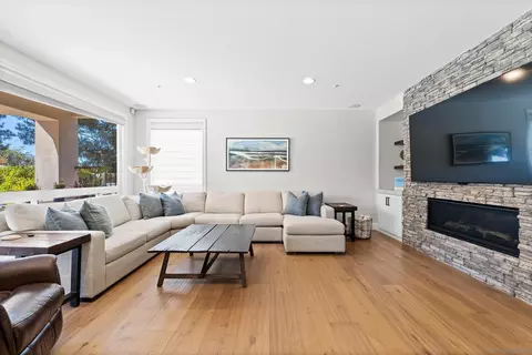 Living - 301 Cantle Ln, Encinitas, CA 92024 photo 2 of 3