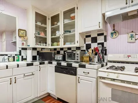 Kitchen - 27961 Rainbow Dr, Lake Arrowhead, CA 92352 photo 2 of 5