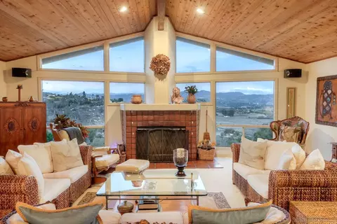 Living - 2848 Sunset Hls, Escondido, CA 92025 photo 3 of 4