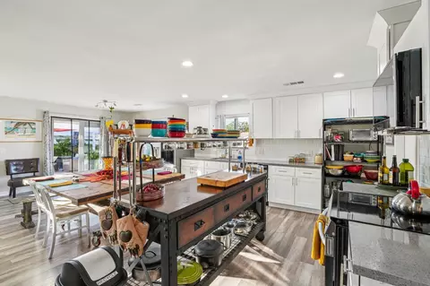 Kitchen - 6941 Lennox Ave, Yucca Valley, CA 92284 photo 2 of 2