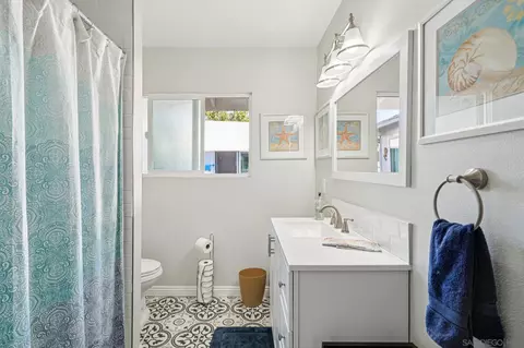 Bath - 6941 Lennox Ave, Yucca Valley, CA 92284 photo 4 of 4
