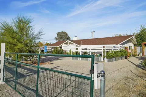 Exterior - 6941 Lennox Ave, Yucca Valley, CA 92284 photo 8 of 14