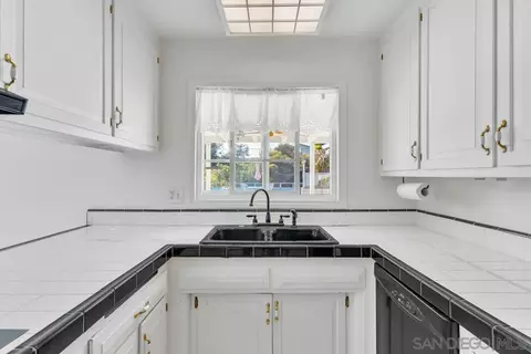 Kitchen - 9326 Oakbourne Rd, Santee, CA 92071 photo 2 of 4