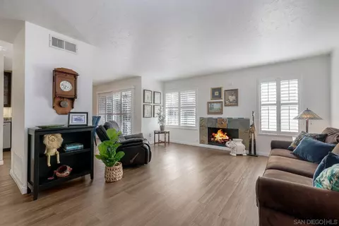 1122 Via Loma Vis, El Cajon, CA 92019