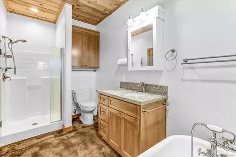 Bath - 3258 Pine Hls, Julian, CA 92036 photo 2 of 4