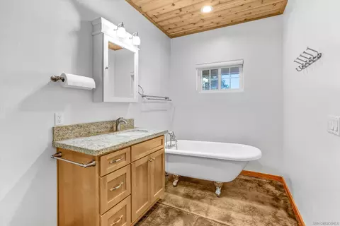 Bath - 3258 Pine Hls, Julian, CA 92036 photo 3 of 4