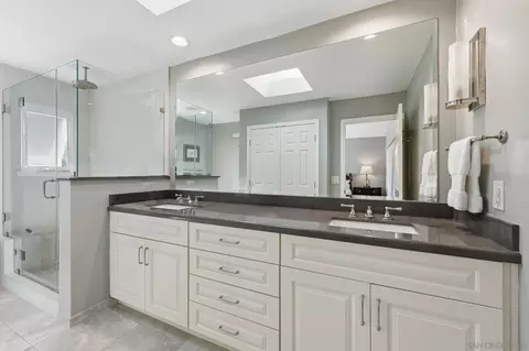 Bath - 1859 Hill Top Ln, Encinitas, CA 92024 photo 2 of 3