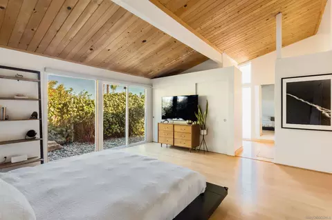 Bedroom - 3084 Cranbrook Ct, La Jolla, CA 92037 photo 2 of 5