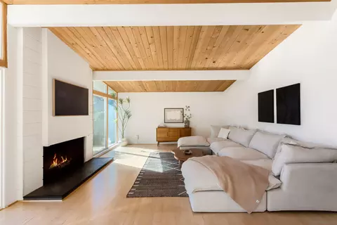 Living - 3084 Cranbrook Ct, La Jolla, CA 92037 photo 2 of 4