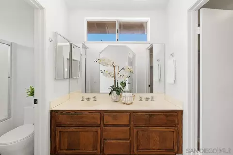 Bath - 749 Regateo Dr, Hemet, CA 92543 photo 3 of 4