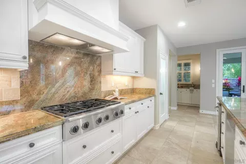 Kitchen - 7327 Circulo Papayo, Carlsbad, CA 92009 photo 4 of 7