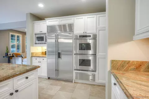 Kitchen - 7327 Circulo Papayo, Carlsbad, CA 92009 photo 5 of 7
