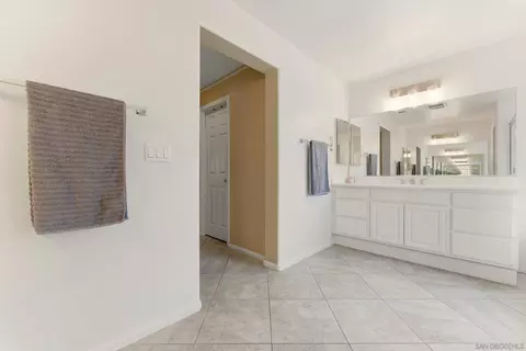 Bath - 465 Ashbourne Gln, Escondido, CA 92027 photo 7 of 8