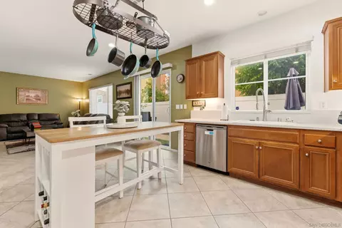 Kitchen - 465 Ashbourne Gln, Escondido, CA 92027 photo 2 of 4