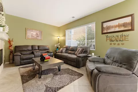 Living - 465 Ashbourne Gln, Escondido, CA 92027 photo 2 of 3