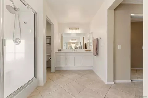 Bath - 465 Ashbourne Gln, Escondido, CA 92027 photo 5 of 8