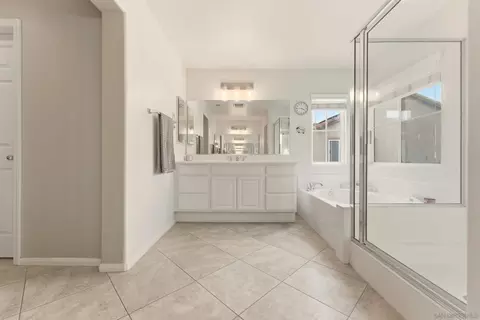 Bath - 465 Ashbourne Gln, Escondido, CA 92027 photo 2 of 8