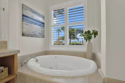 Bath - 7435 Neptune Dr, Carlsbad, CA 92011 photo 3 of 5