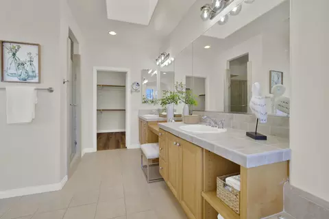Bath - 7435 Neptune Dr, Carlsbad, CA 92011 photo 4 of 5