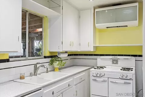 Kitchen - 8888 Jaylee Ave, Spring Valley, CA 91977 photo 2 of 3