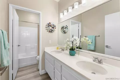 Bath - 33451 Victoria Ct, Temecula, CA 92592 photo 4 of 4