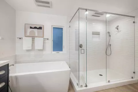 Bath - 1711 Burgundy Rd, Encinitas, CA 92024 photo 2 of 4