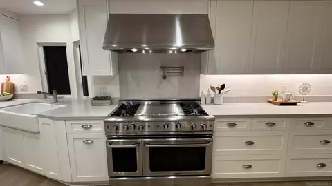 Kitchen - 1711 Burgundy Rd, Encinitas, CA 92024 photo 6 of 8