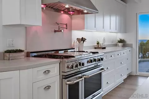Kitchen - 1711 Burgundy Rd, Encinitas, CA 92024 photo 5 of 8