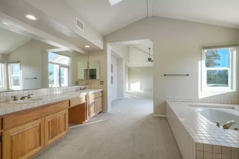 Bath - 1930 Mountain Valley Ln, Escondido, CA 92029 photo 4 of 5