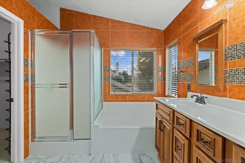 Bath - 1341 Somerset Ct, Ramona, CA 92065 photo 2 of 6
