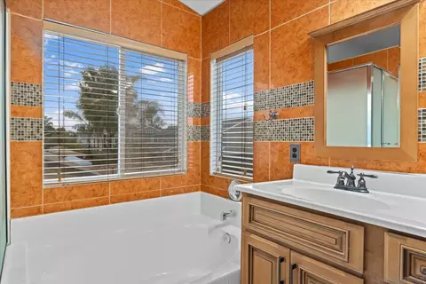 Bath - 1341 Somerset Ct, Ramona, CA 92065 photo 4 of 6