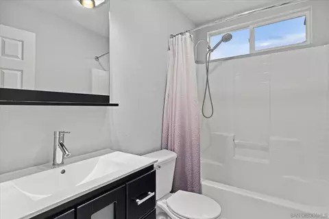 Bath - 1341 Somerset Ct, Ramona, CA 92065 photo 5 of 6
