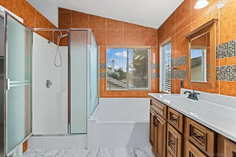 Bath - 1341 Somerset Ct, Ramona, CA 92065 photo 3 of 6