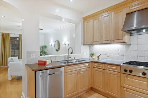 Kitchen - 1040 Genter St #103, La Jolla, CA 92037 photo 4 of 5