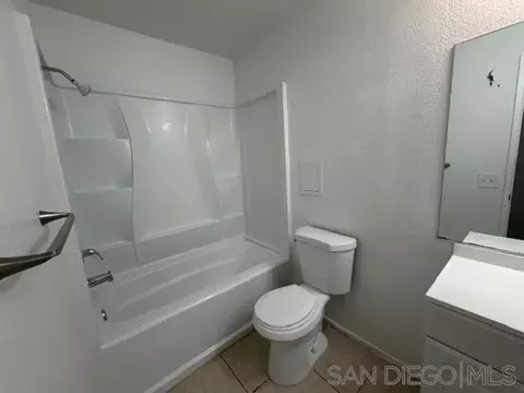 Bath - 171 Southwind Dr, El Centro, CA 92243 photo 1 of 3