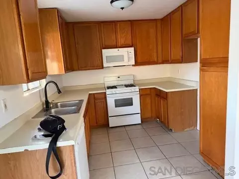Kitchen - 171 Southwind Dr, El Centro, CA 92243 photo 2 of 3