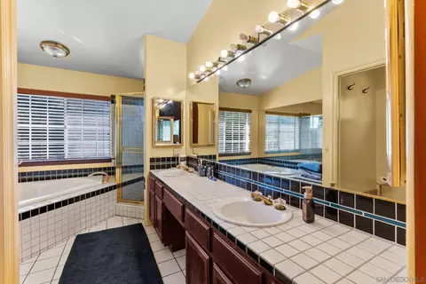 Bath - 3849 Pala Mesa Dr, Fallbrook, CA 92028 photo 4 of 6