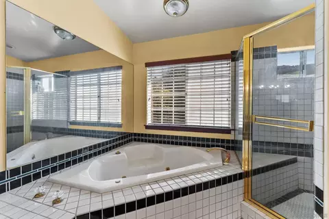Bath - 3849 Pala Mesa Dr, Fallbrook, CA 92028 photo 5 of 6