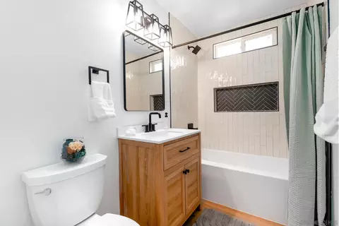 Bath - 12918 Seiler St, Poway, CA 92064 photo 2 of 2