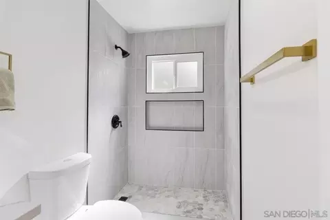 Bath - 1756 Alhudson Dr, Escondido, CA 92029 photo 6 of 7