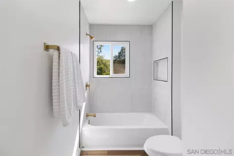 Bath - 1756 Alhudson Dr, Escondido, CA 92029 photo 4 of 7