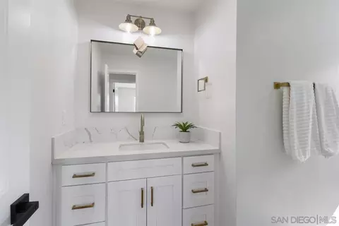 Bath - 1756 Alhudson Dr, Escondido, CA 92029 photo 3 of 7